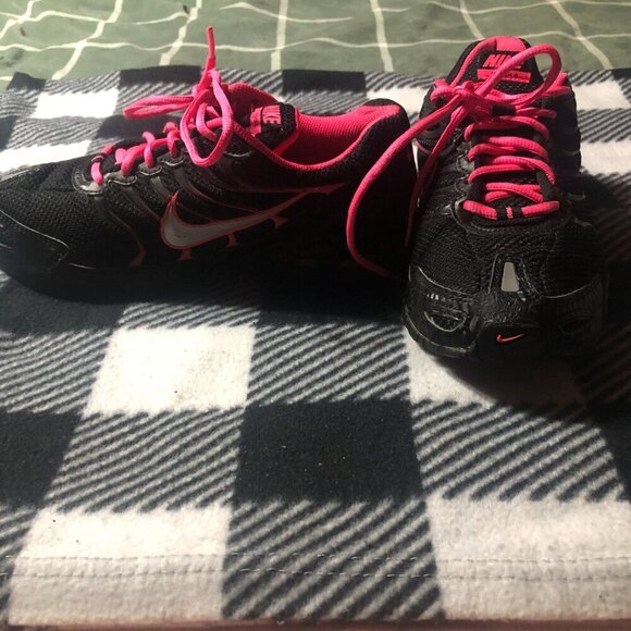 2014 Nike Air Max Torch 4 black and pink carbon rubber sole tennis shoes sz 7.5 - Picture 2 of 7